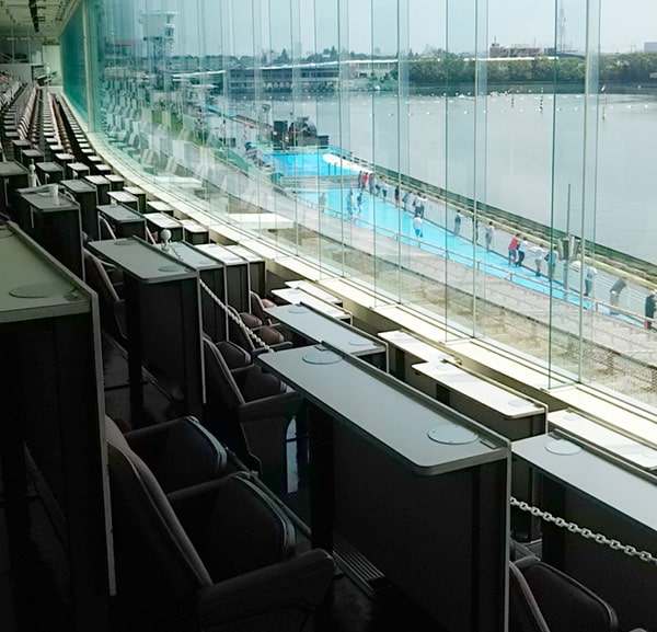 多摩川ボートレース場の指定席、閉鎖されている前3列